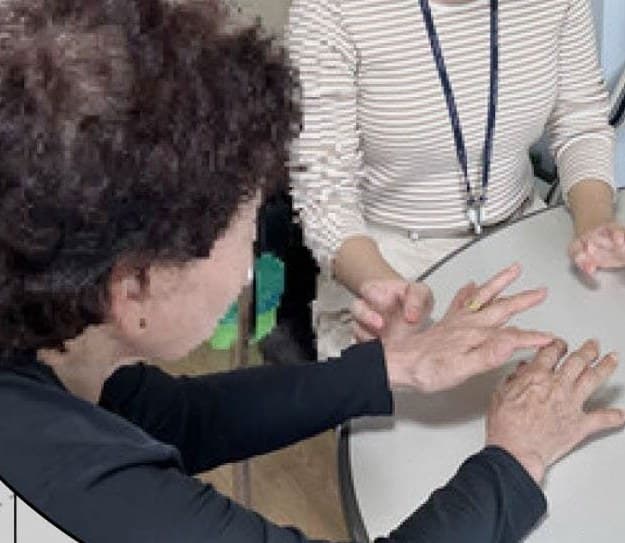 찾아온 버스에서 건강 상담을 받는 어르신
